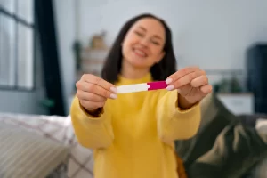 Mujer sosteniendo una prueba de embarazo