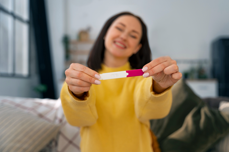 Mujer sosteniendo una prueba de embarazo