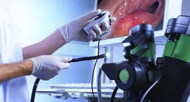 Médico realizando una endoscopia