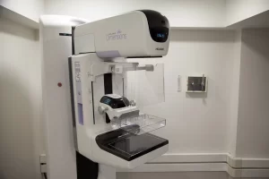Máquina de mamografía (mamógrafo) utilizada para exámenes de detección del cáncer de mama y otras patologías mamarias