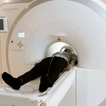 Paciente realizándose una tomografía del tracto urinario UROTAC en una máquina de tomografía computarizada