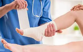 Vendaje de tobillo por un ortopedista