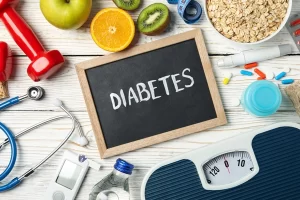 Diabetes: elementos para el control y monitoreo, frutas, báscula y medicamentos.