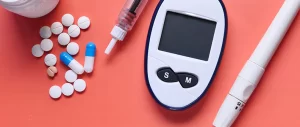 Medicamentos y dispositivos para el control de la diabetes, incluyendo pastillas, jeringa y glucómetro