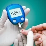 Medición de glucosa en sangre con glucómetro, control de diabetes.