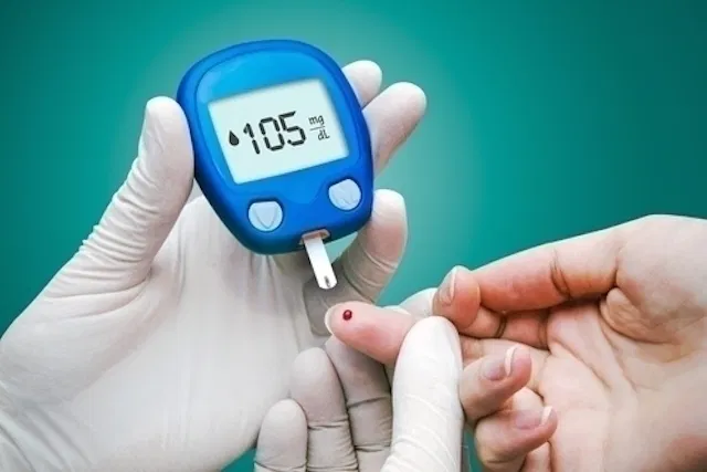 Medición de glucosa en sangre con glucómetro, control de diabetes.