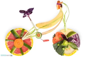 Bicicleta formada por frutas y verduras frescas, simbolizando un estilo de vida saludable
